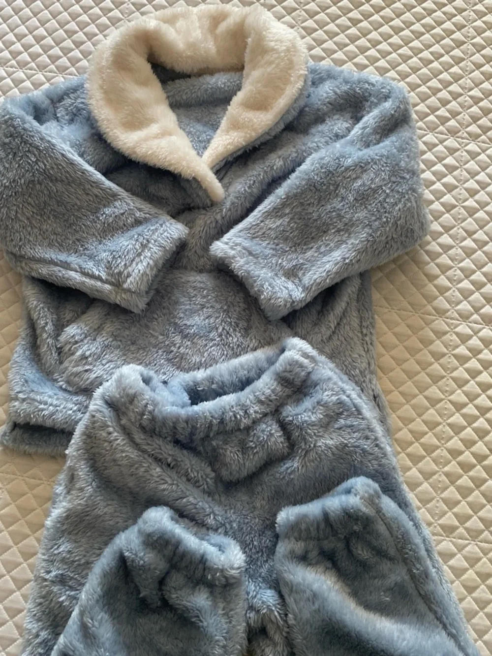 Source Unknown Plush Light Blue and Cream Kids Cozy Set